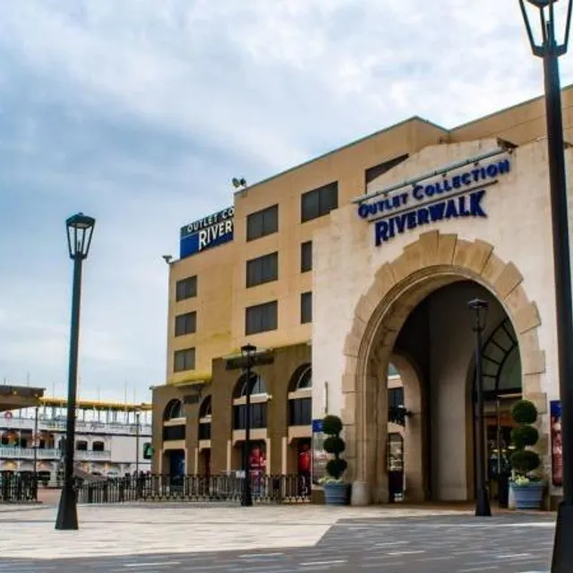 Riverwalk Outlets & Mississippi River Walk — 1-2 hours pre-cruise activity near Port of New Orleans