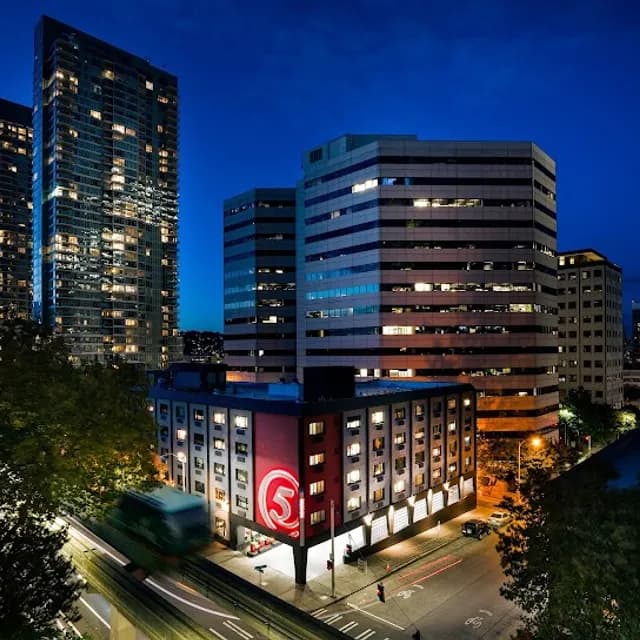 Staypineapple Hotel Five near Port of Seattle